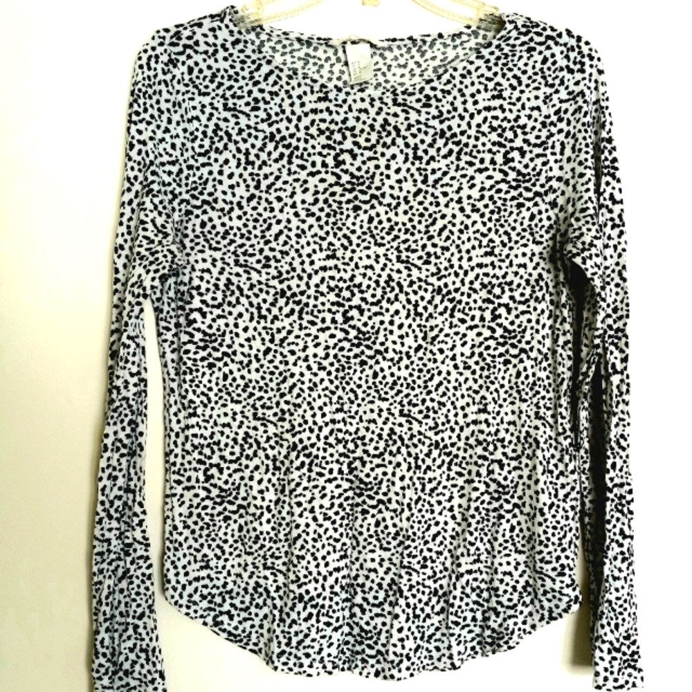 H&M animal print Size M long sleeve curved hem blouse